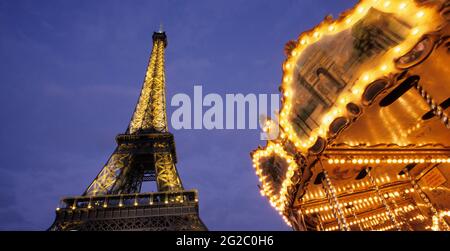 FRANKREICH. PARIS (75) 7E ARR. EIFFELTURM UND MERRY-GO-ROUND Stockfoto