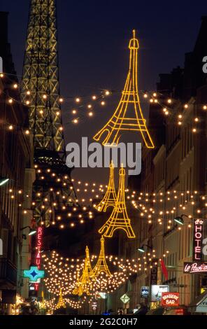 FRANKREICH. PARIS (75) 7E ARR. BELEUCHTETE CHIRSTMAS-DEKORATIONEN AN DER STRASSE SAINT DOMINIQUE UND DEM EIFFELTURM Stockfoto