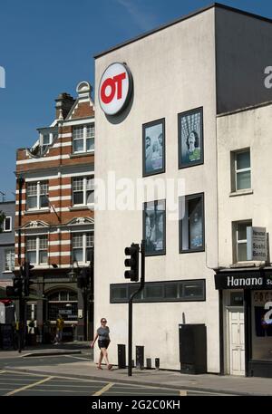 Außenansicht mit dem Logo des orangefarbenen Theaters in richmond upon thames, surrey, england Stockfoto