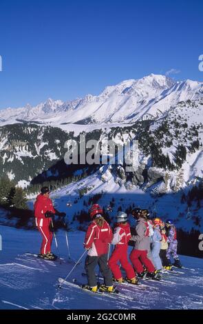 FRANKREICH, HAUTE-SAVOIE (74) VAL D'ARLY, SKIGEBIET ESPACE DIAMANT, SKIGEBIET PRAZ-SUR-ARLY, SKIKURS FÜR KINDER, IM HINTERGRUND DIE Stockfoto