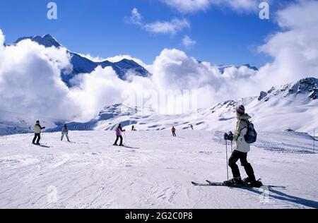 FRANKREICH, SAVOIE (73) TAL TARENTAISE, VANOISE BERGE, SKIGEBIET LA PLAGNE, PISTEN IN CHIAUPE PASS 2550 M Stockfoto