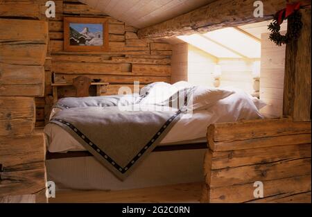 FRANKREICH, SAVOIE (73) BEAUFORTAIN, SKIGEBIET ESPACE DIAMANT, SKIGEBIET LES SAISIES, DORF HAUTELUCE, EIN SCHLAFZIMMER DES HOTELS LA FERME DE CHOZAL UND R Stockfoto