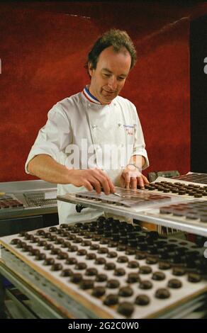 FRANKREICH, HAUTE-SAVOIE (74) DORF UND SKIGEBIET SAMOENS, LA JAYSINIA TEESTUBE UND KUCHEN-SHOP; THIERRY FROISSARD HERSTELLUNG VON SCHOKOLADE Stockfoto