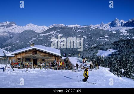 FRANKREICH, HAUTE-SAVOIE (74) SKIGEBIET SAINT-NICOLAS-DE-VEROCE, SKIGEBIET EVASION MONT-BLANC VON MEGEVE UND SKIGEBIET SAINT-GERVAIS, BERGRESTAURANT Stockfoto