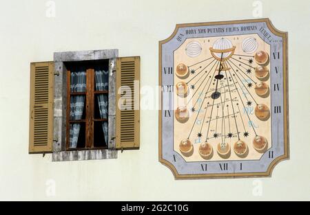 FRANKREICH, HAUTE-SAVOIE (74) DORF UND SKIGEBIET SAMOENS, SONNENUHR AUF EINER FASSADE EINES HAUSES Stockfoto