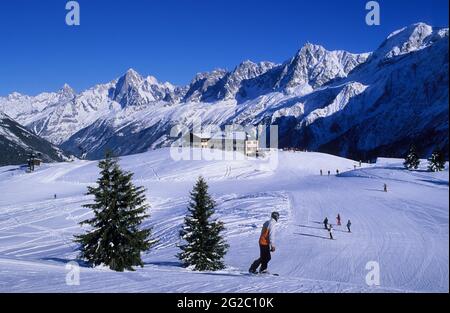 FRANKREICH, HAUTE-SAVOIE (74) TAL VON CHAMONIX, SKIGEBIET LES HOUCHES, BLICK VON DER SPITZE DER PISTEN VON PRARION MIT IM HINTERGRUND DER MONT-BLANC Stockfoto