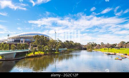 Adelaide, Australien - 4. August 2019: Adelaide Oval an einem Tag über den Torrens River von der Fußgängerbrücke aus gesehen Stockfoto