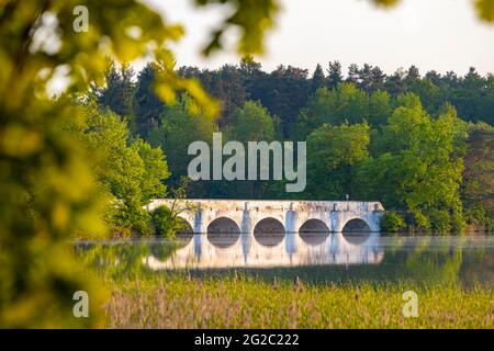 Alte Steinbrücke über den Vitek-Teich bei Trebon, Südböhmen, Tschechien Stockfoto