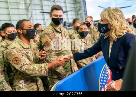 Mildenhall, Großbritannien. Juni 2021. Die US First Lady Dr. Jill Biden begrüßt die Dienstmitglieder während eines Besuchs nach der Landung bei RAF Mildenhall am 9. Juni 2021 in Mildenhall, Suffolk, England. Der Präsident und die First Lady sind in England, um am G7-Gipfel teilzunehmen. Quelle: Planetpix/Alamy Live News Stockfoto