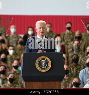 Mildenhall, Großbritannien. Juni 2021. US-Präsident Joe Biden spricht während eines Besuchs bei amerikanischen Dienstmitgliedern nach der Landung bei RAF Mildenhall am 9. Juni 2021 in Mildenhall, Suffolk, England. Der Präsident und die First Lady sind in England, um am G7-Gipfel teilzunehmen. Quelle: Planetpix/Alamy Live News Stockfoto