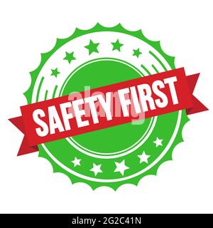 SICHERHEIT ERSTER Text auf rot-grünem Band Abzeichen Stempel. Stockfoto