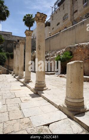 Überreste des byzantinischen Cardo aus dem 6. Jahrhundert, des jüdischen Viertels, des alten Jerusalems, einer Haupthandelsstraße, die in römischer und byzantinischer Zeit von Norden nach Süden führt. Stockfoto