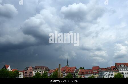 Erfurt, Deutschland. Juni 2021. Über dem Domplatz sammeln sich Gewitterwolken. In einigen Teilen Thüringens wurde erneut starker Regen erwartet, teilweise sehr lokalisiert. Quelle: Martin Schutt/dpa-Zentralbild/dpa/Alamy Live News Stockfoto