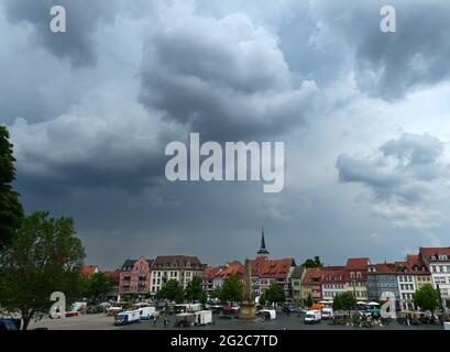 Erfurt, Deutschland. Juni 2021. Über dem Domplatz sammeln sich Gewitterwolken. In einigen Teilen Thüringens wurde erneut starker Regen erwartet, teilweise sehr lokalisiert. Quelle: Martin Schutt/dpa-Zentralbild/dpa/Alamy Live News Stockfoto