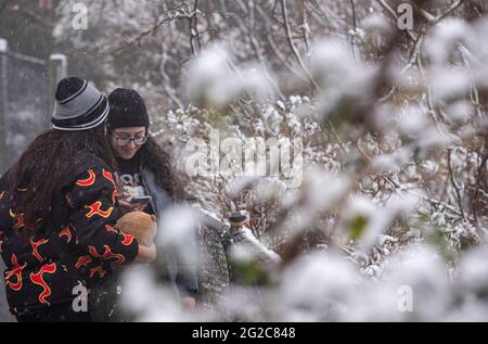 Sydney, Australien. Juni 2021. Am 10. Juni 2021 stehen die Menschen bei schneebedecktem Wetter am Blue Mountain westlich von Sydney, Australien. Sydney verzeichnete am Donnerstag seinen kältesten Tag seit 37 Jahren, als eine antarktische Kälte über dem australischen Bundesstaat New South Wales (NSW) verweilte. Quelle: Bai Xuefei/Xinhua/Alamy Live News Stockfoto