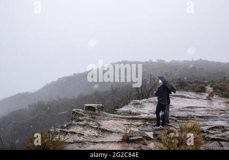 Sydney, Australien. Juni 2021. Am 10. Juni 2021 laufen die Menschen bei verschneiten Temperaturen am Blue Mountain westlich von Sydney, Australien. Sydney verzeichnete am Donnerstag seinen kältesten Tag seit 37 Jahren, als eine antarktische Kälte über dem australischen Bundesstaat New South Wales (NSW) verweilte. Quelle: Bai Xuefei/Xinhua/Alamy Live News Stockfoto