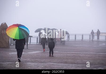 Sydney, Australien. Juni 2021. Am 10. Juni 2021 laufen die Menschen bei verschneiten Temperaturen am Blue Mountain westlich von Sydney, Australien. Sydney verzeichnete am Donnerstag seinen kältesten Tag seit 37 Jahren, als eine antarktische Kälte über dem australischen Bundesstaat New South Wales (NSW) verweilte. Quelle: Bai Xuefei/Xinhua/Alamy Live News Stockfoto