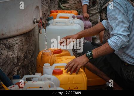 Taiz Jemen - 20. Juni 2020 : EIN Jemen sammelt Wasser aufgrund der Wasserkrise und der schwierigen Lebensbedingungen der Bewohner der Stadt Taiz Stockfoto