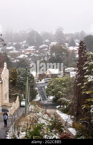 Sydney, Australien. Juni 2021. Am 10. Juni 2021 laufen die Menschen bei verschneiten Temperaturen am Blue Mountain westlich von Sydney, Australien. Sydney verzeichnete am Donnerstag seinen kältesten Tag seit 37 Jahren, als eine antarktische Kälte über dem australischen Bundesstaat New South Wales (NSW) verweilte. Quelle: Bai Xuefei/Xinhua/Alamy Live News Stockfoto