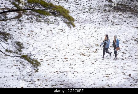 Sydney, Australien. Juni 2021. Am 10. Juni 2021 laufen die Menschen bei verschneiten Temperaturen am Blue Mountain westlich von Sydney, Australien. Sydney verzeichnete am Donnerstag seinen kältesten Tag seit 37 Jahren, als eine antarktische Kälte über dem australischen Bundesstaat New South Wales (NSW) verweilte. Quelle: Bai Xuefei/Xinhua/Alamy Live News Stockfoto