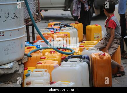 Taiz Jemen - 20. Juni 2020 : EIN Jemen sammelt Wasser aufgrund der Wasserkrise und der schwierigen Lebensbedingungen der Bewohner der Stadt Taiz Stockfoto