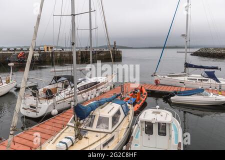 Bantry, West Cork, Irland. Juni 2021. Es gab heute Nebel, Nieselregen und eine niedrige Wolkendecke in Bantry Marina, was bedeutet, dass die partielle Sonnenfinsternis nicht zu sehen war. Das Wetter wird sich voraussichtlich über das Wochenende verbessern. Quelle: AG News/Alamy Live News Stockfoto