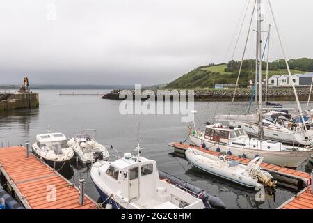 Bantry, West Cork, Irland. Juni 2021. Es gab heute Nebel, Nieselregen und eine niedrige Wolkendecke in Bantry Marina, was bedeutet, dass die partielle Sonnenfinsternis nicht zu sehen war. Das Wetter wird sich voraussichtlich über das Wochenende verbessern. Quelle: AG News/Alamy Live News Stockfoto