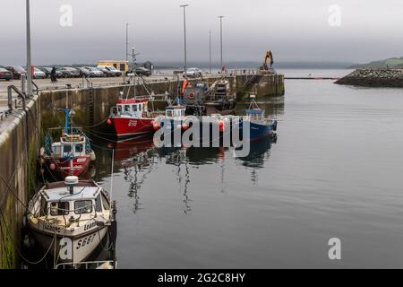 Bantry, West Cork, Irland. Juni 2021. Es gab heute Nebel, Nieselregen und eine niedrige Wolkendecke in Bantry Marina, was bedeutet, dass die partielle Sonnenfinsternis nicht zu sehen war. Das Wetter wird sich voraussichtlich über das Wochenende verbessern. Quelle: AG News/Alamy Live News Stockfoto