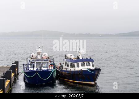 Bantry, West Cork, Irland. Juni 2021. Es gab heute Nebel, Nieselregen und eine niedrige Wolkendecke in Bantry Marina, was bedeutet, dass die partielle Sonnenfinsternis nicht zu sehen war. Das Wetter wird sich voraussichtlich über das Wochenende verbessern. Die Fähren von Whiddy Island warten auf ihre nächsten Passagiere, wobei die Insel aufgrund von Nebel fast unsichtbar ist. Quelle: AG News/Alamy Live News Stockfoto