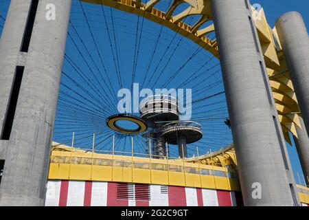 Die Überreste des New York State Pavilion und eines Teils des Queens Theatre im Flushing Meadows Corona Park in Queens, New York City. Stockfoto