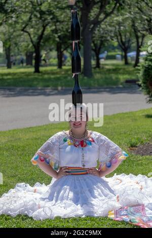 Eine Mitglieder einer paraguayischen amerikanischen Volkstanzgruppe posiert für Fotos und balanciert 3 Flaschen auf ihrem head.in Flushing Meadows Corona Park Stockfoto