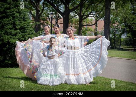 Posierte Foto einer Gruppe paraguayischer amerikanischer Volkstänzer in einheimischen Kostümen. In einem Park in Flushing, Queens, New York City. Stockfoto