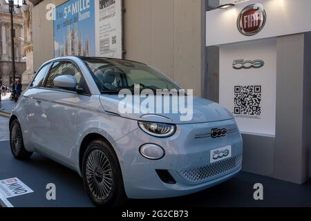 Mailand, Italien. Juni 2021. FIAT 500 CABRIO BEV ICON - MAILAND, ITALIEN, der Mailänder Monza Motor Show, vom 10. Bis 13. Juni 2021 in Mailand und Monza und wird die Neuigkeiten der 60 teilnehmenden Auto- und Motorradhersteller präsentieren. Mit einem demokratischen Format, in dem Marken ihre Autos auf gleichen Ständen ausstellen, will MIMO ein Neustartsignal für die Welt der Messe und der Automobilbranche geben, mit einem freien Zugang und einer sicheren Ausstellung. Stockfoto