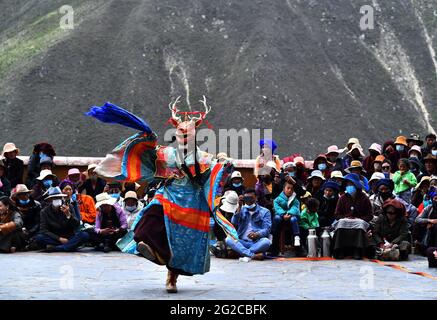 Lhasa, Chinas autonome Region Tibet. Juni 2021. Ein buddhistischer Mönch führt Cham-Tanz im Drigung-Kloster in Lhasa, südwestlich der Autonomen Region Tibet, auf, 9. Juni 2021. Cham-Tanz ist ein maskiertes und kostümiertes Ritual, das von tibetisch-buddhistischen Mönchen durchgeführt wird. Quelle: Chogo/Xinhua/Alamy Live News Stockfoto