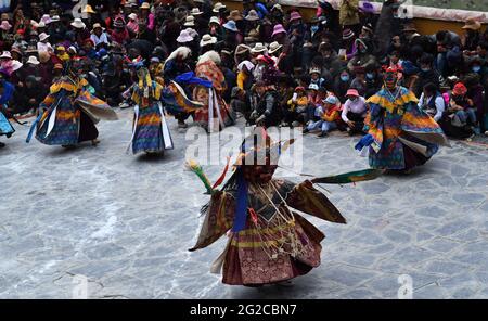 Lhasa, Chinas autonome Region Tibet. Juni 2021. Buddhistische Mönche führen Cham-Tanz im Drigung-Kloster in Lhasa, südwestlich der Autonomen Region Tibet, auf, 9. Juni 2021. Cham-Tanz ist ein maskiertes und kostümiertes Ritual, das von tibetisch-buddhistischen Mönchen durchgeführt wird. Quelle: Chogo/Xinhua/Alamy Live News Stockfoto