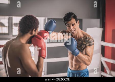 Zwei junge Boxer, die ein Workout machen und mitwirken Stockfoto