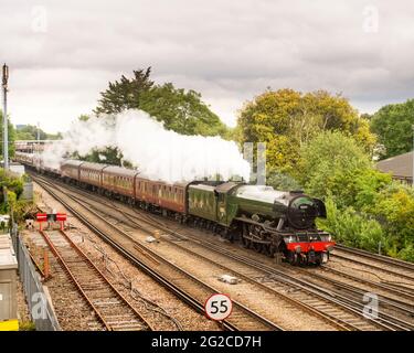 Historische Dampflokomotive LNER A3 Pacific Flying Scotsman fährt am 6. Juni 2021 durch den Bahnhof St. Denys und fährt mit einem Charterzug nach Southampton. Stockfoto