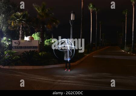 Langzeitbelichtung Bild von Stahlwolle Fotografie, Lichtmalerei in der Nacht vor der Straße . Weicher Fokus aufgrund langer Belichtung Stockfoto