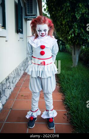 Mädchen trägt Clown Kostüm Stockfoto