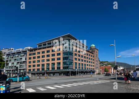 Havnekontoret-Gebäude am Bradbenken Kai im Hafen von Bergen, Norwegen. UNESCO-Gebäude in Bryggen im Hintergrund Stockfoto