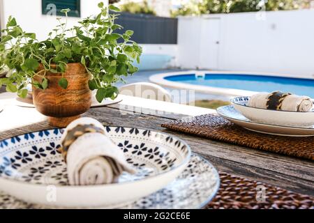 Stellen Sie die Einstellungen auf den Tisch im Garten Stockfoto