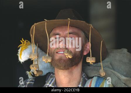 Australien. Außenportrait eines jungen Mannes mit Bushman-Hut und Korken. Stockfoto