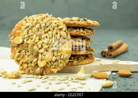 Köstliche Kekse aus Samen und Honig. Vegane Kekse mit Sonnenblumen- und Kürbiskernen. Hintergrund mit Platz für Text Stockfoto