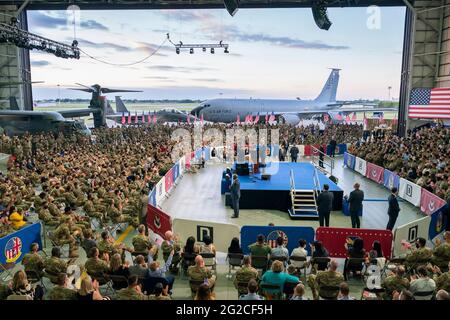 US-Präsident Joe Biden spricht während eines Besuchs bei amerikanischen Dienstmitgliedern nach der Landung bei RAF Mildenhall am 9. Juni 2021 in Mildenhall, Suffolk, England. Der Präsident und die First Lady sind in England, um am G7-Gipfel teilzunehmen. Stockfoto