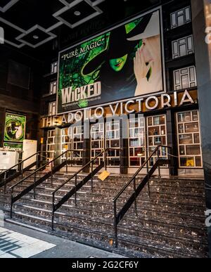 Das Apollo Theatre Victoria im West End von London mit Plakaten, die die aktuelle Produktion des Musicals Wicked bewirbt. Stockfoto