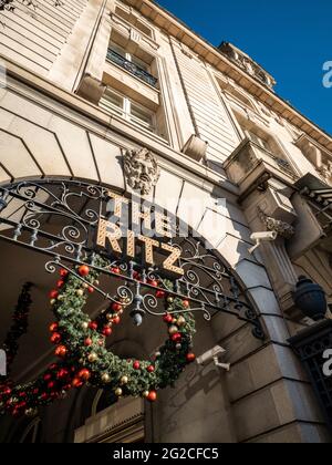 The Ritz Hotel, Mayfair, London. Das ikonische 5-Sterne-Hotel der Kategorie II am Piccadilly, das zu einem Synonym für High Society und Luxus geworden ist. Stockfoto