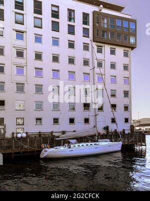 Segelboot First Player an ihrem Stützpunkt im Hafen von Bergen, Norwegen Stockfoto