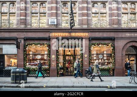 Bentley & Skinner, Piccadilly, London. Der Laden ist für die nobilaren Antiquitäten-, Schmuck- und Kunsthändler im Zentrum von London façade. Stockfoto