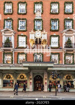 Fortnum & Masons, London. Die façade des vornehmen Kaufhauses am Piccadilly, das zu Weihnachten mit einem Adventskalender-Thema dekoriert wurde. Stockfoto