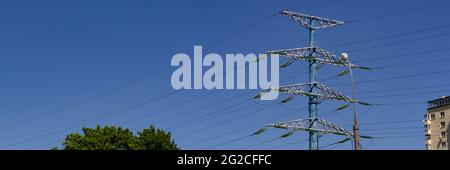 Elektrizitätskonzept, Nahaufnahme Hochspannungsfreileitungen Station. Hochspannungs-Strommast mit elektrischer Übertragung, Silhouetted Tower Stockfoto